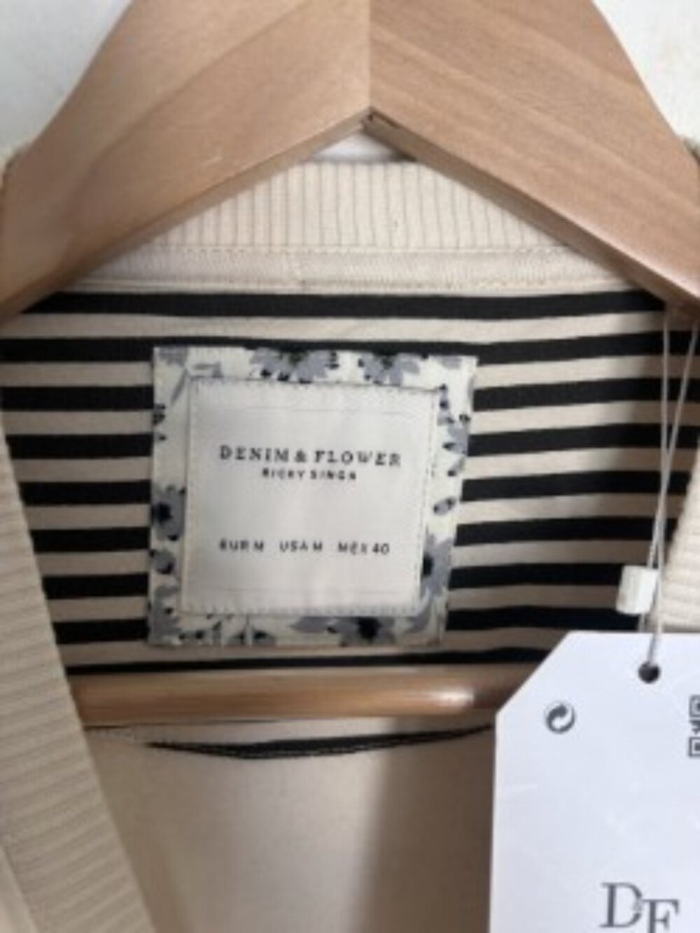 NWT Denim & Flower Cream Choose Your Team Sweatshirt Medium - Picture 2 of 5